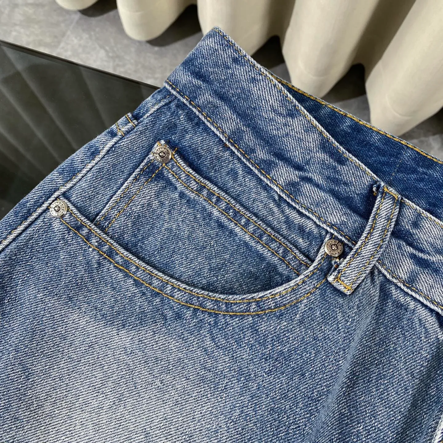 🅿️280 chrome hearts 2025 new city limited leather label jeans vi Top heavy industry fashionable design] Consistent high street luxury style creation. Speaking of this style, the Zangyin family and GU family are definitely among the leading representative brands. Especially the Zangyin family has really achieved a state-of-the-art effect in creating high street style. It is made of unique washed materials. The color system of this model is already quite eye-catching. After it is decorated with patchwork cross flowers, it cleverly highlights the charm of the brand. Secondly, this model uses classic The classic high-waist cutting design highlights the long legs and the fashionable temperament of the upper body. The brand is highly recognizable and the slim fit configuration is more suitable for daily wear. This product is a product that interprets personality, fashion, and specifications at a glance. This single product is enough to make any fan excited. It can be a white T-shirt for youthful preppy style, or a tight sling for royal lady style. It has strong matching ability and can be easily controlled by men.  [Material and craftsmanship] Needless to say, this point goes without saying. As an excellent craftsman brand, Zangyin has really perfect requirements for details and craftsmanship. The washed color of this model has gone through so many processes, not to mention the embellishment of the denim appliqués. It is also purely handmade and sewn. Just like what they believe in, only handmade things have soul and have the meaning of wear. A top-notch heavy-duty fashionable denim item, I look forward to your perfect interpretation! !  Size:28-34